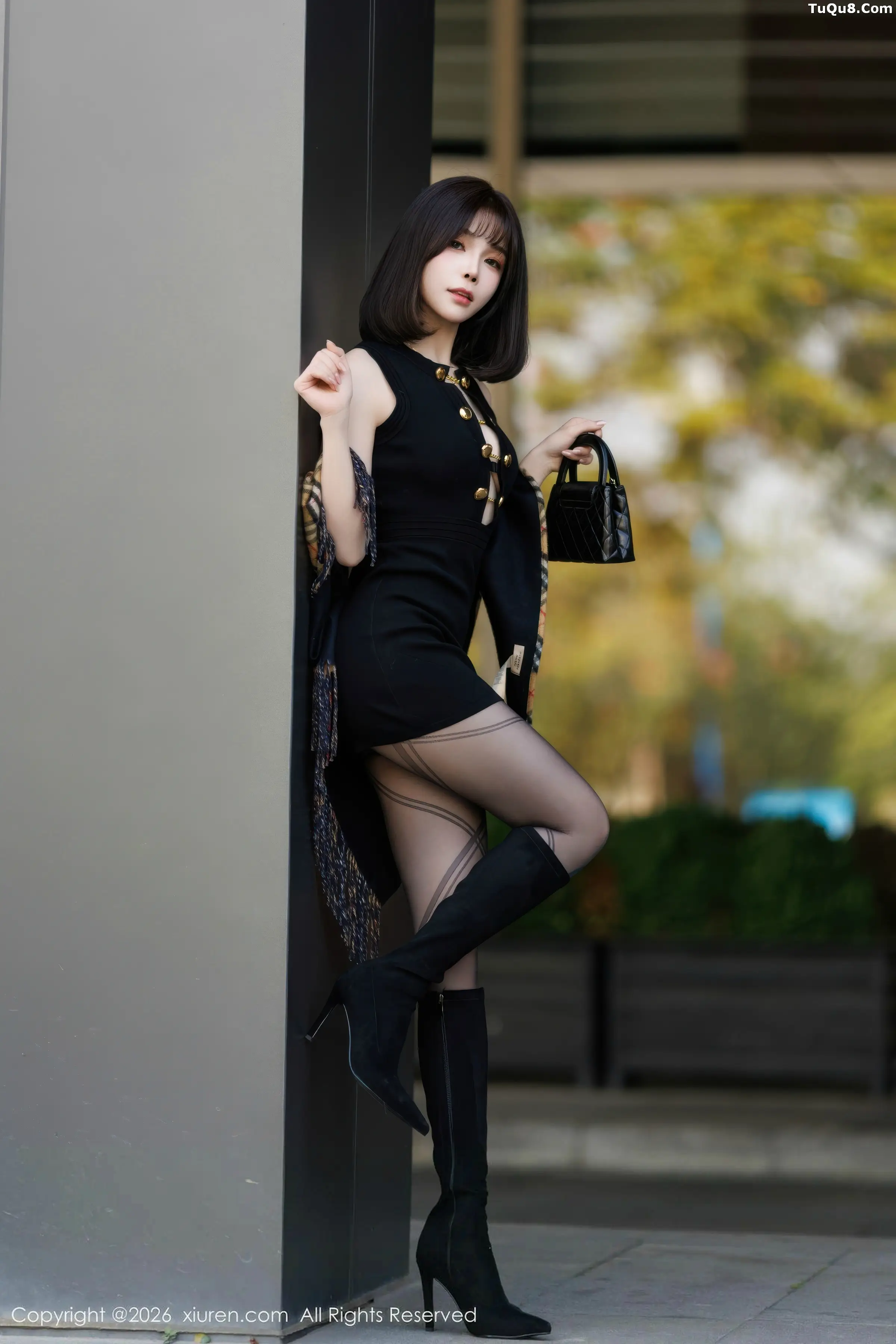 莉芝荔枝性感黑色连衣短裙+黑丝网袜秀完美身材绝美写真100P