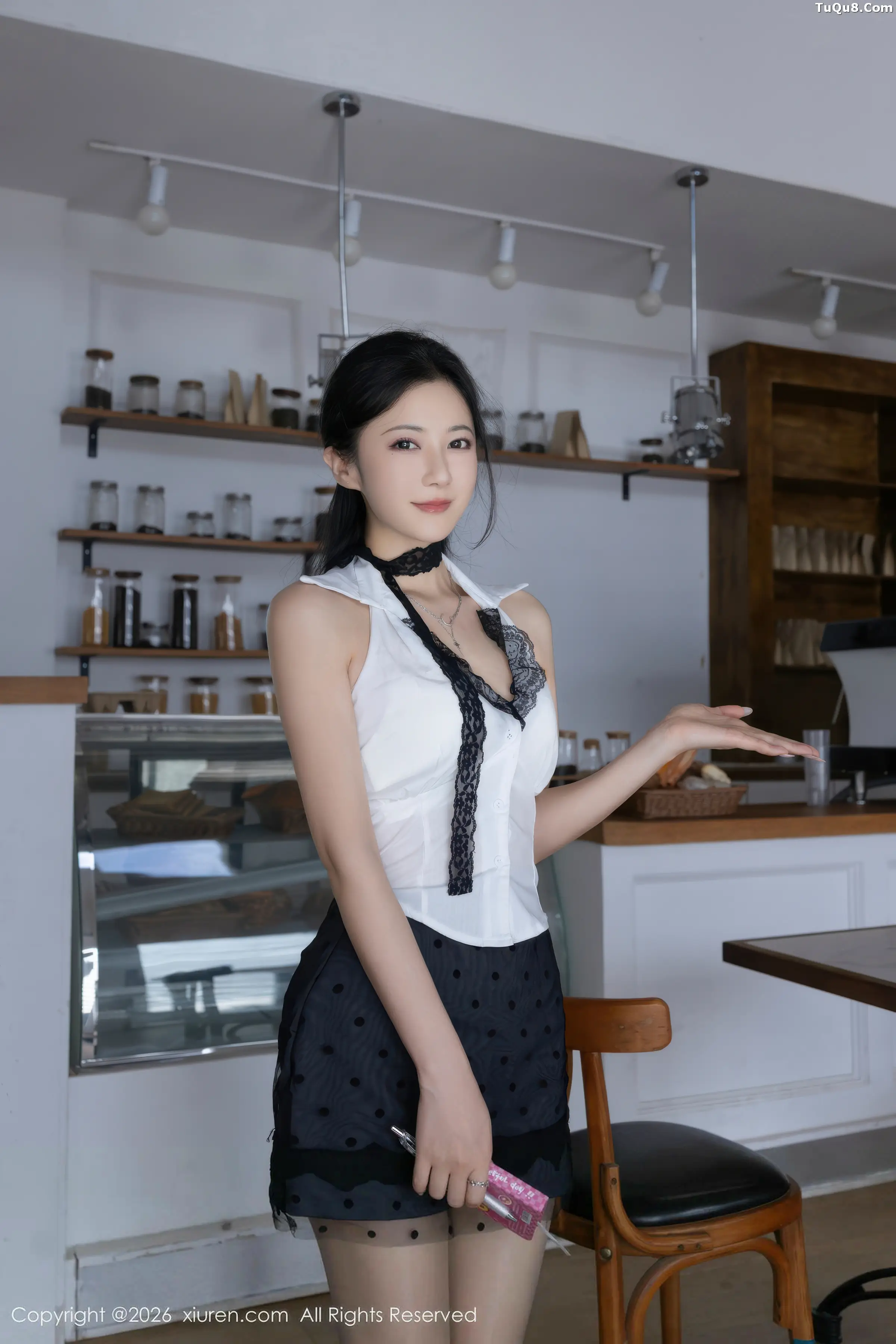 鱼子酱Fish性感白上衣配黑短裙露灰丝袜秀曼妙身姿绝美写真76P