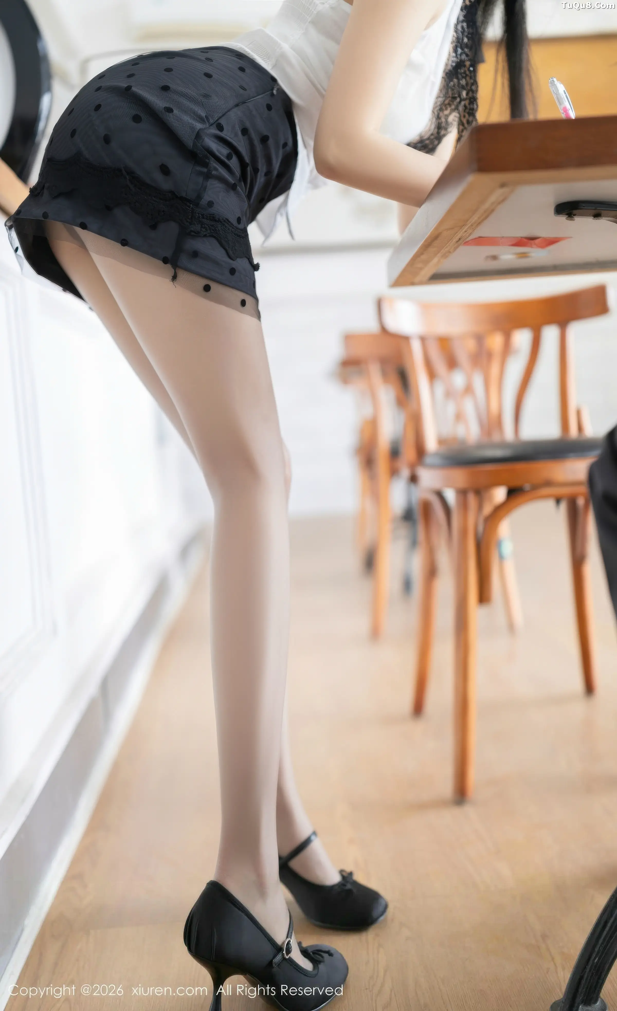 鱼子酱Fish性感白上衣配黑短裙露灰丝袜秀曼妙身姿绝美写真76P